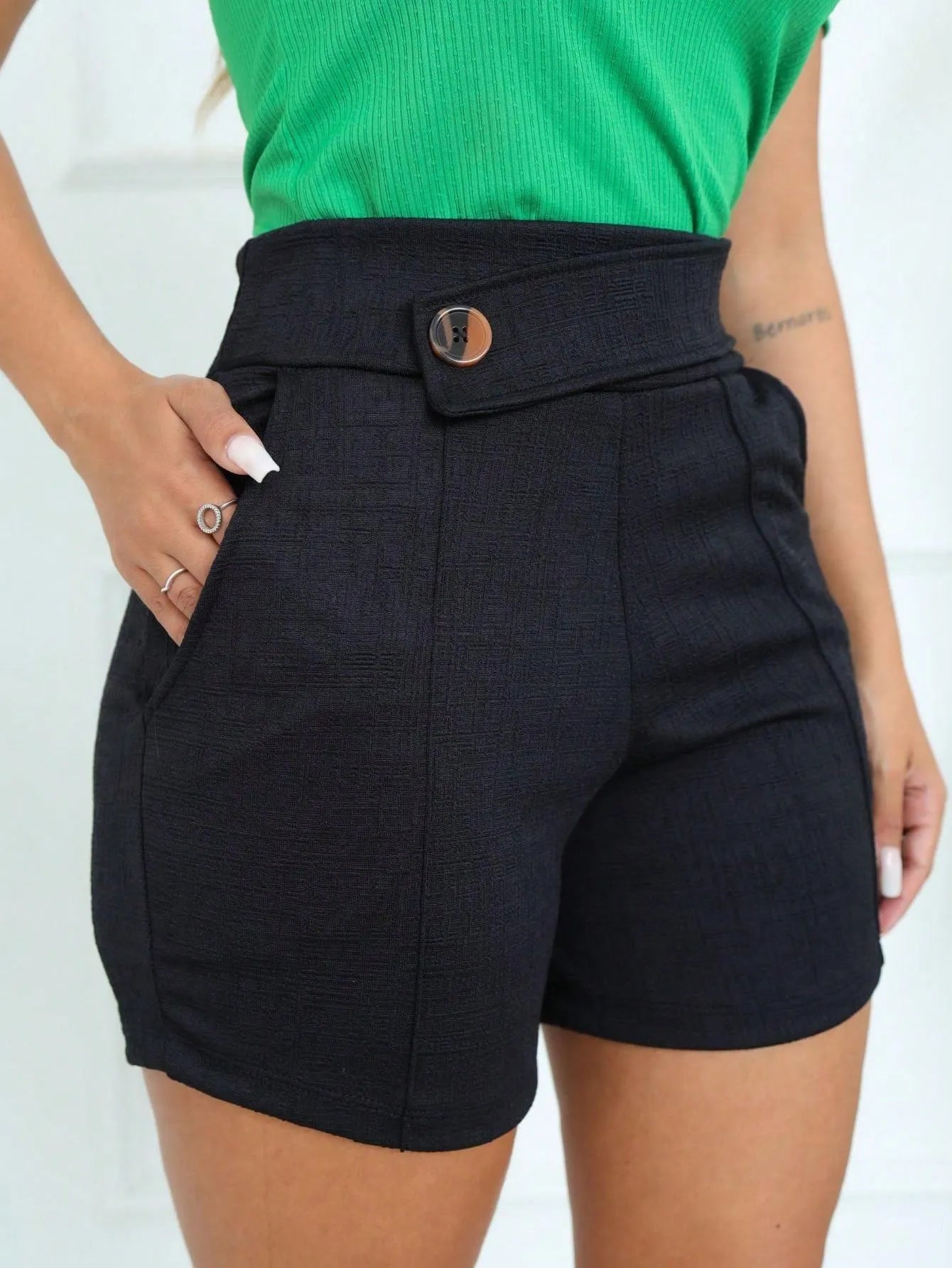 Shorts meia coxa com bolso e detalhe cinto/botão