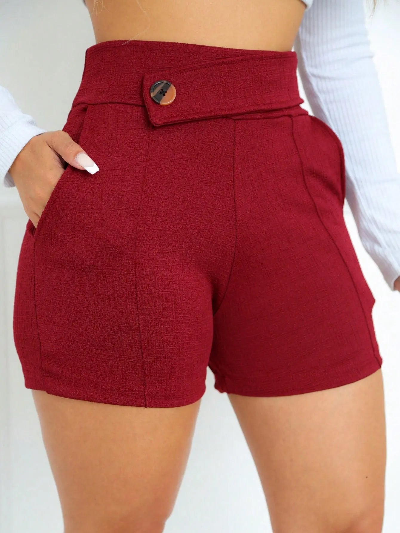 Shorts meia coxa com bolso e detalhe cinto/botão