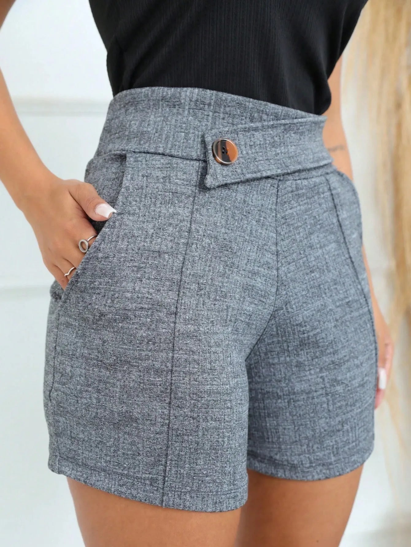 Shorts meia coxa com bolso e detalhe cinto/botão