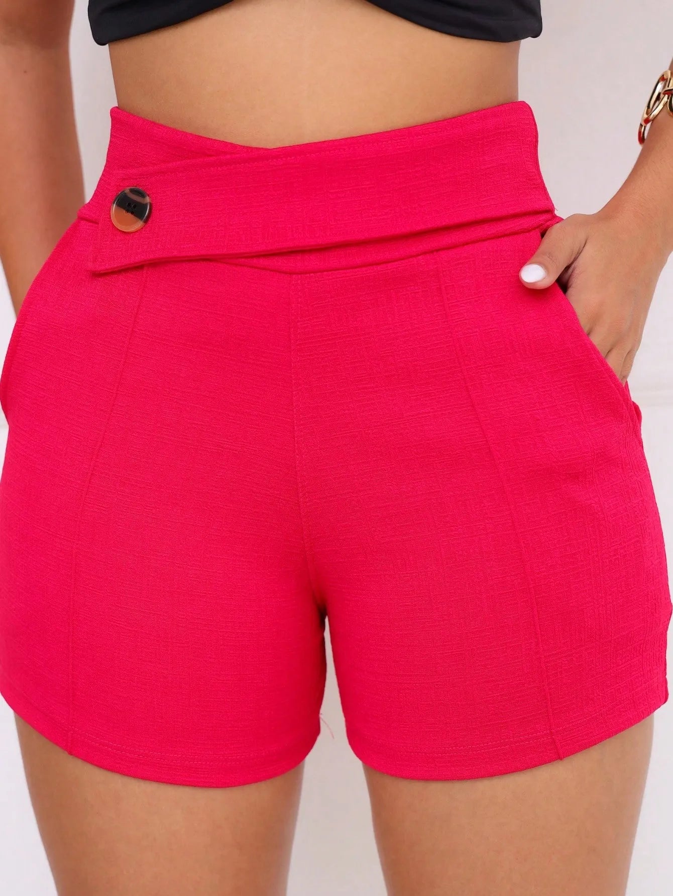 Shorts meia coxa com bolso e detalhe cinto/botão