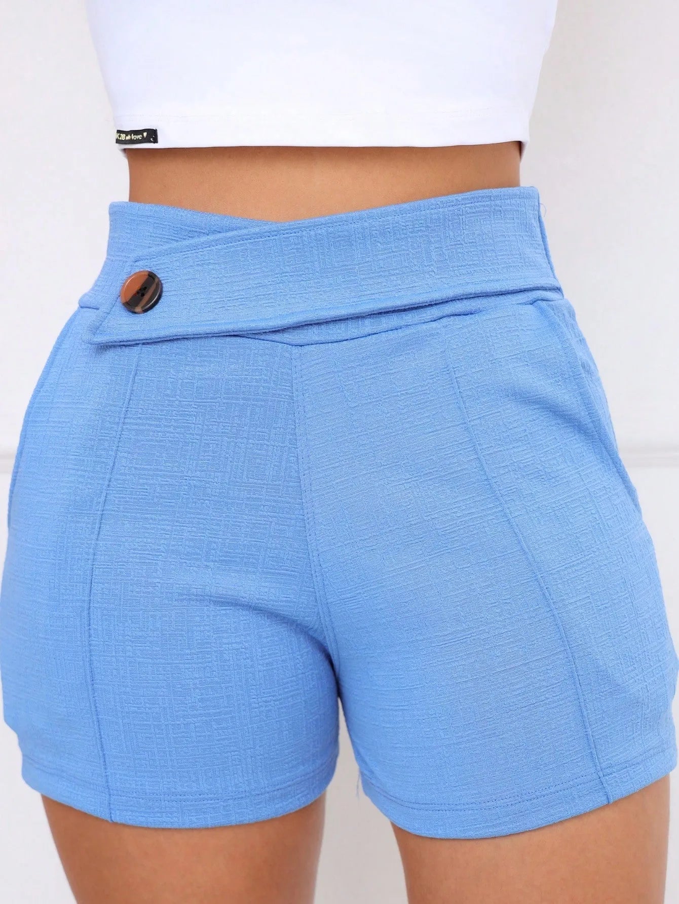 Shorts meia coxa com bolso e detalhe cinto/botão